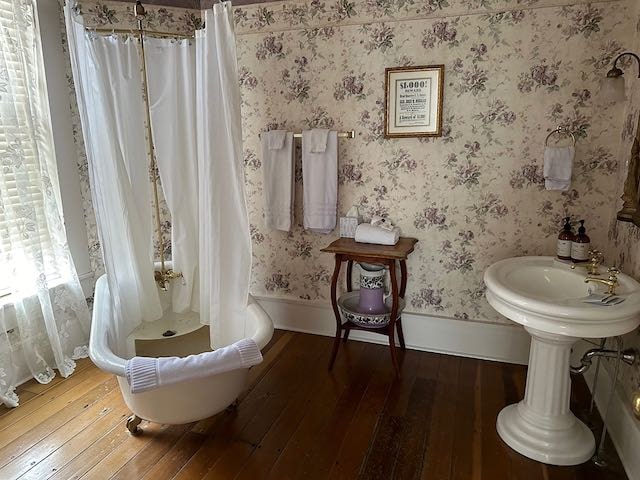 Clawfoot tub